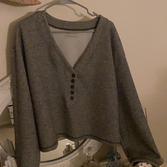 UO Clearwater Henley Top Like New Size Medium - Picture 2 of 2